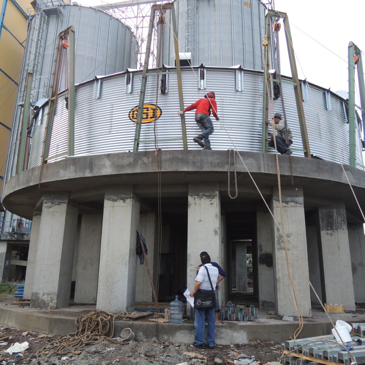 Erection of wheat silos — lifting day