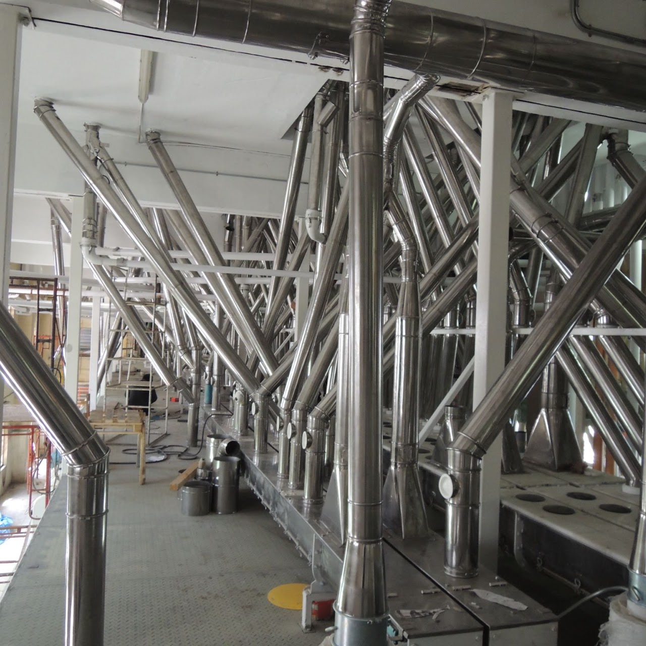 Gravity spouting pipes installation